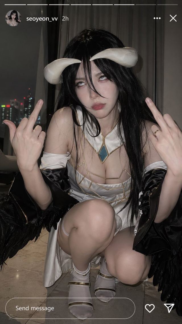 Albedo Cosplay Instagram Story — AI image prompt sample