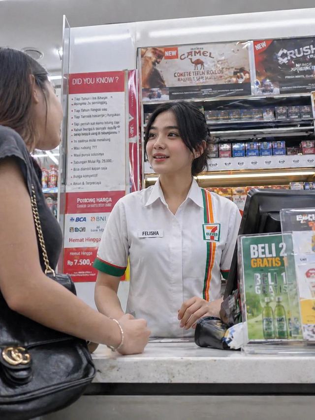 Candid Convenience Store Cashier — AI image prompt sample