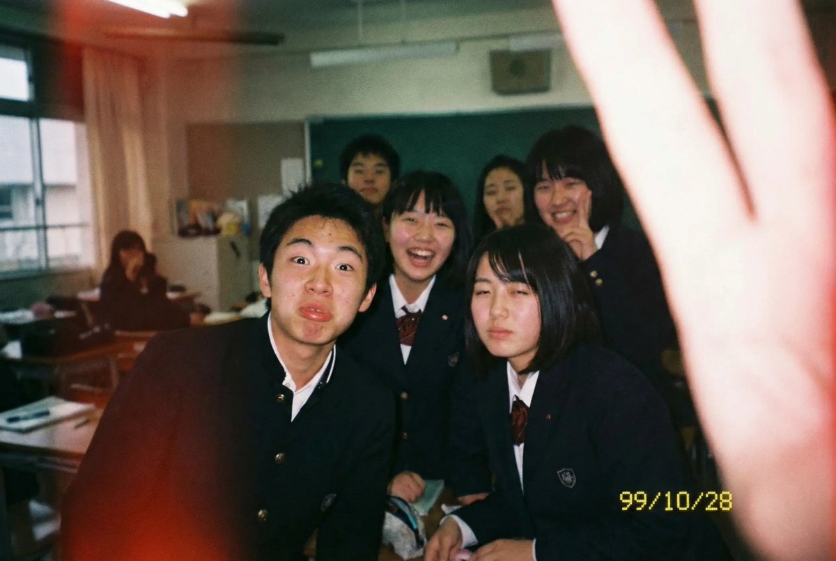 Low-quality disposable camera high school snapshot prompt — AI image prompt sample