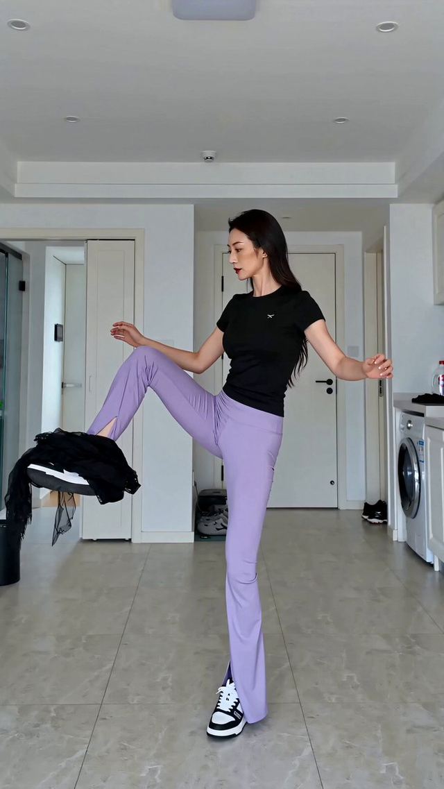 Realistic Outfit Change Video Sequence — AI video prompt sample